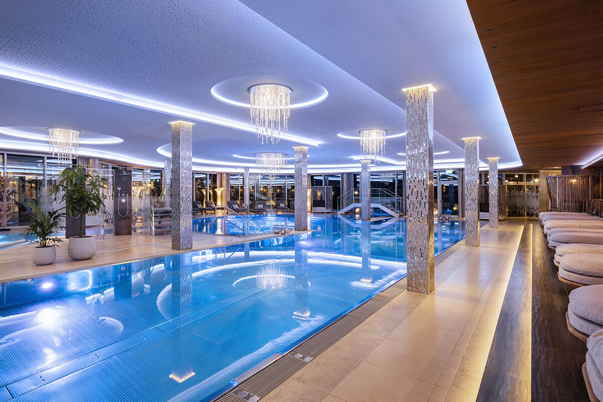 Hallenbad mit 20m Innenbecken und Attraktionspools - Wellnesshotel Jagdhof